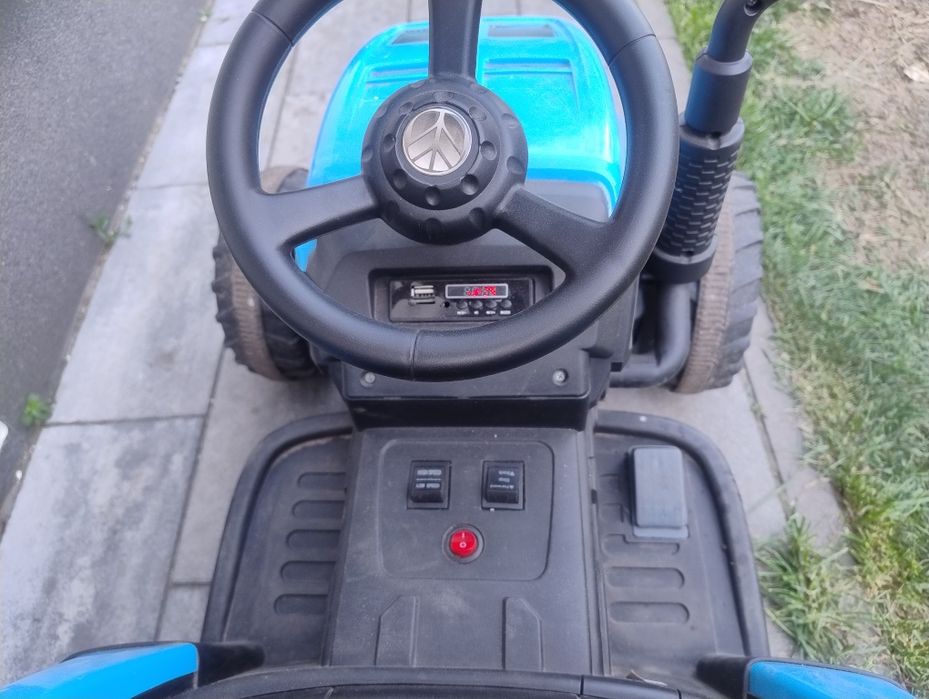 Traktor z przyczepą na akumulator