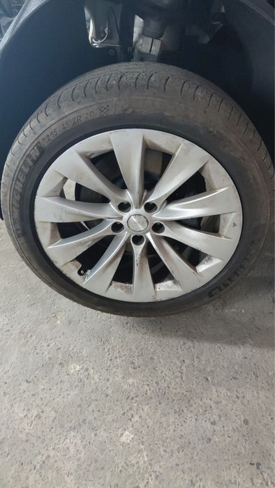 Шини і диски оригінал до Tesla