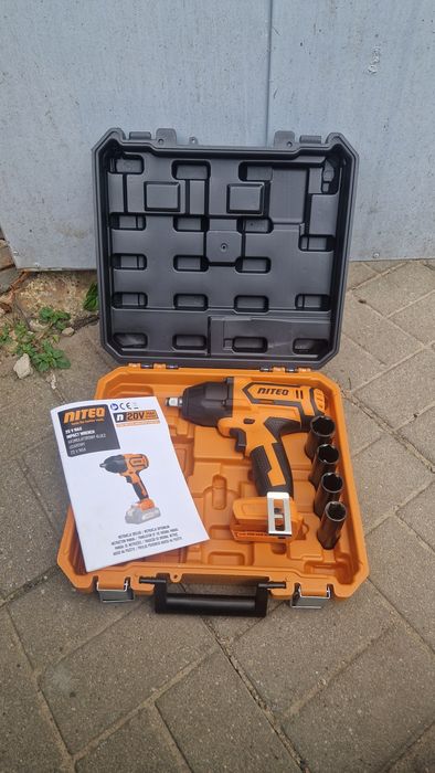 Akumulatorowy klucz udarowy NITEO 20V MAX (body + walizka + nasadki)