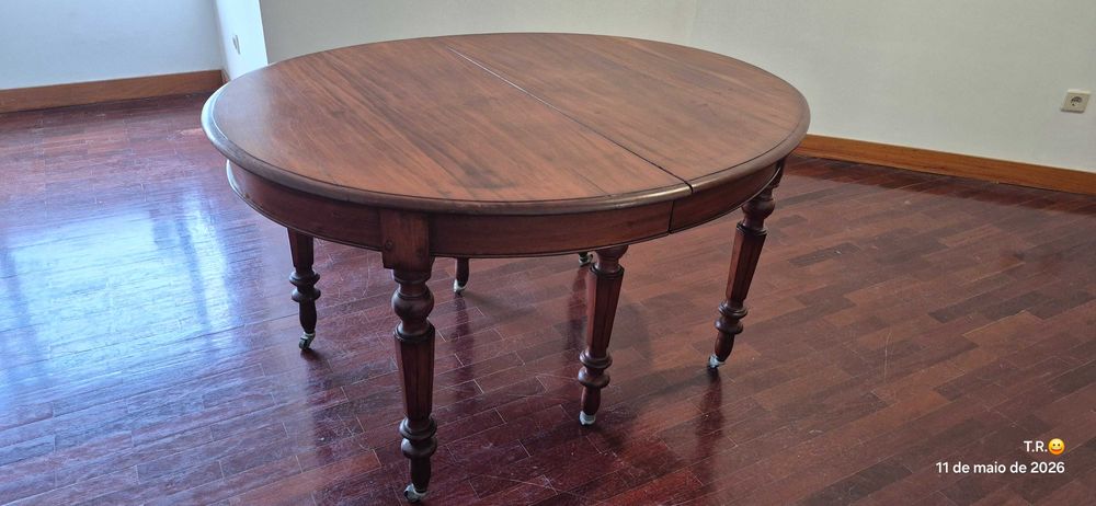 Mesa de jantar estilo inglês  em madeira maciça e muito antiga