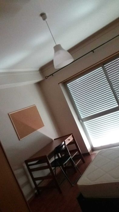 Arrenda-se quarto a estudante junto à FEUC