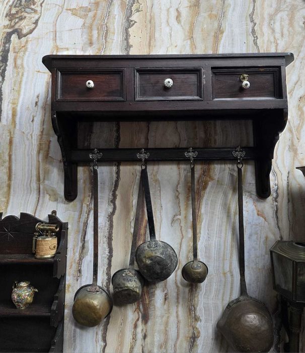 Półka kuchenna sosnowa z szufladami i wieszakami #2513 Stylowy Węgrów