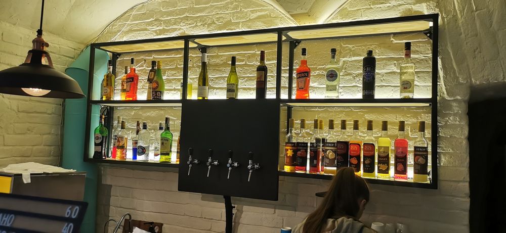 Дизайнерська стійка під розливні напої