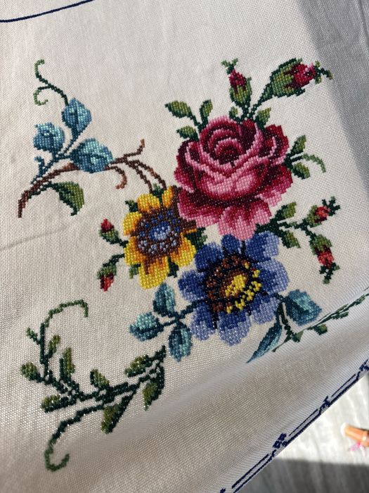 Toalha de mesa bordada a ponto cruz manual 247x163