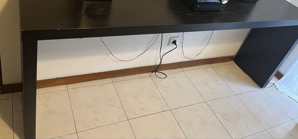 Mesa extensivel de madeira mais 4 cadeiras e aparador de sala