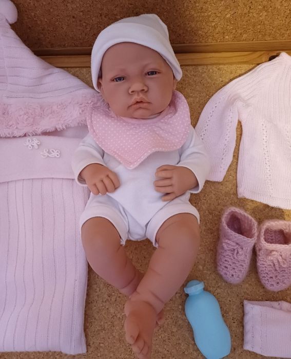 Boneca bebé com roupas e acessórios.