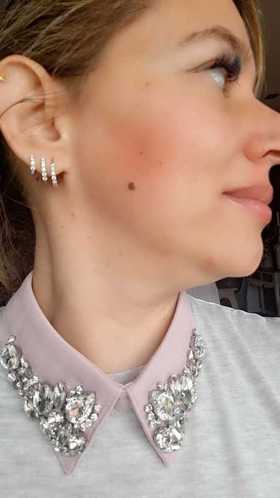 Gola rosa com brilhantes