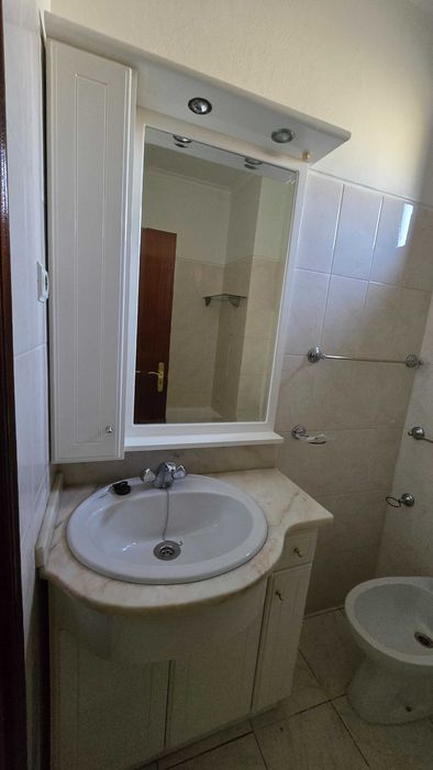 Móvel de casa de banho com bastante arrumação