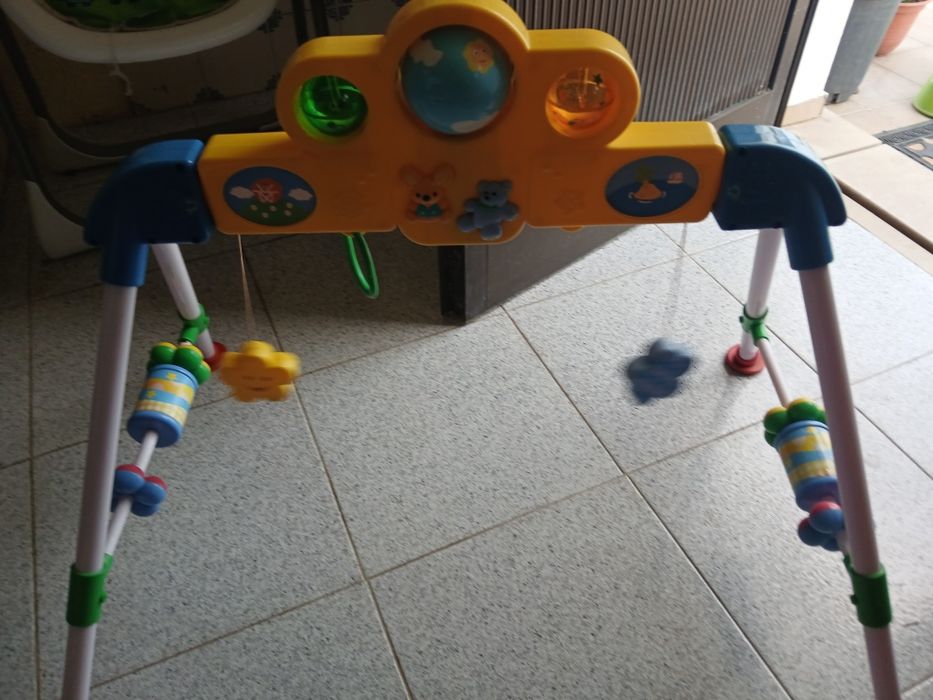 Brinquedo de crianca, a trabalhar com pilhas, música  e luzes.