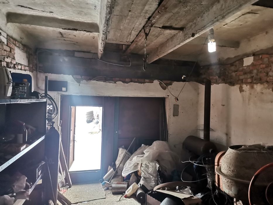Гараж, тяжилів . Вихід до річки
