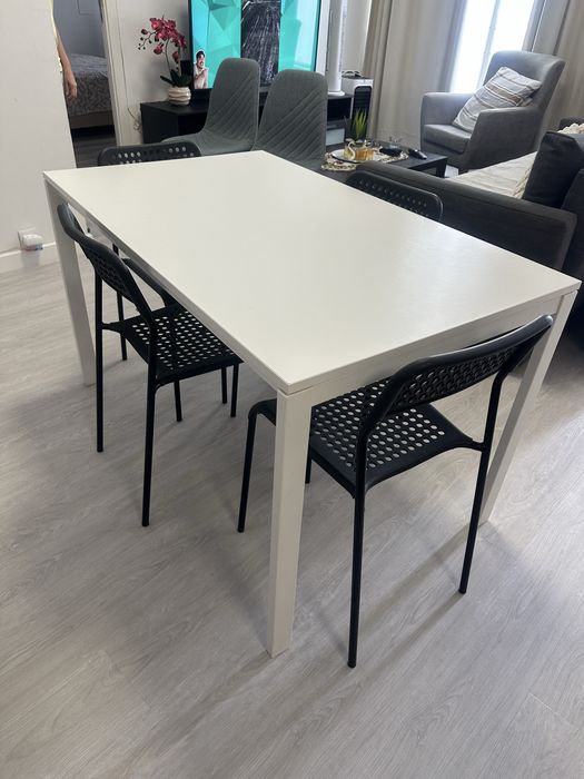 Vendo Mesa com 4 cadeiras marca IKEA