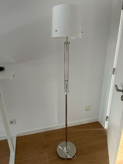 Candeeiro de Pé Alto – Design Moderno em Cromado