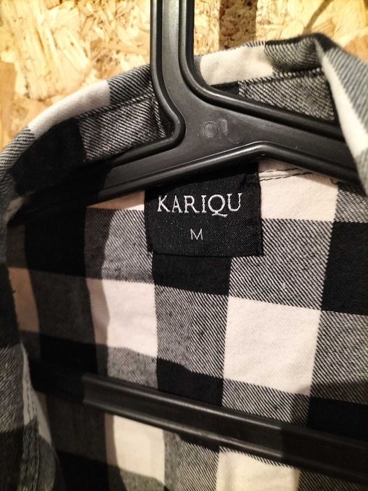 Camisa de quadrados pretos e brancos