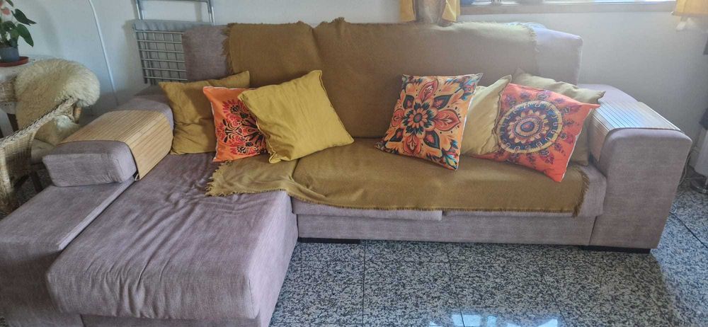 sofá de três lugares