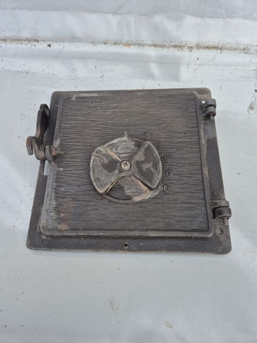 Żeliwne drzwiczki do pieca