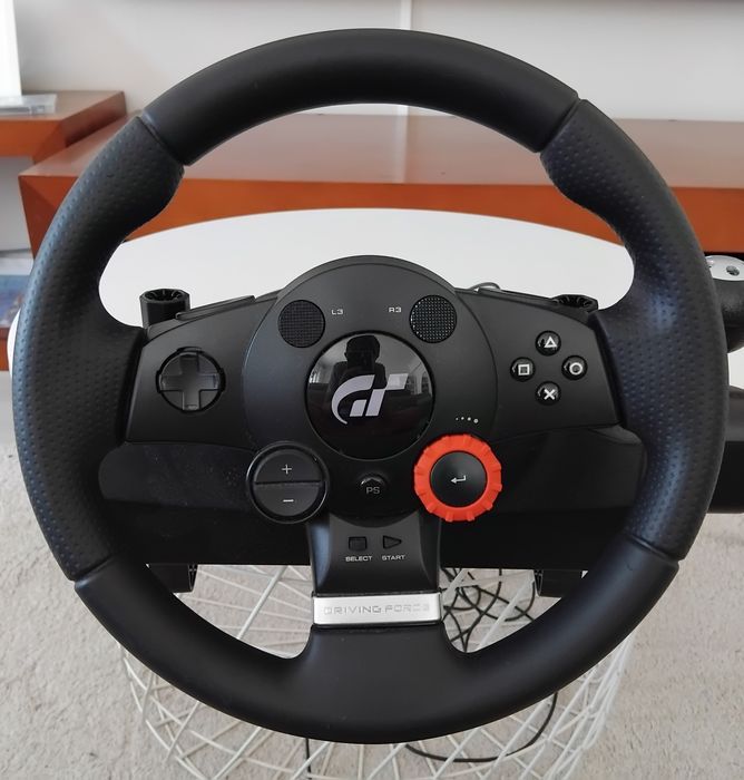 Volante e pedais da Logitech