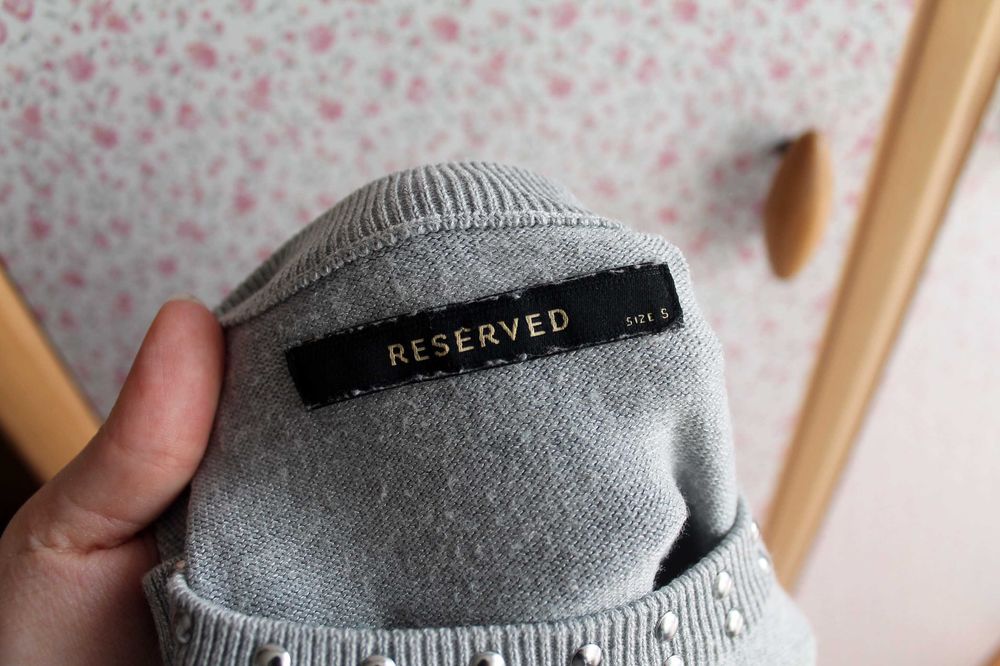 szary sweter z ozdobnymi sreberkami Reserved