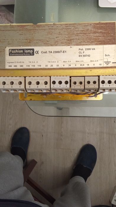 Transf. Trifásico a 380V, 2 saídas trifásicas e 3 mono.