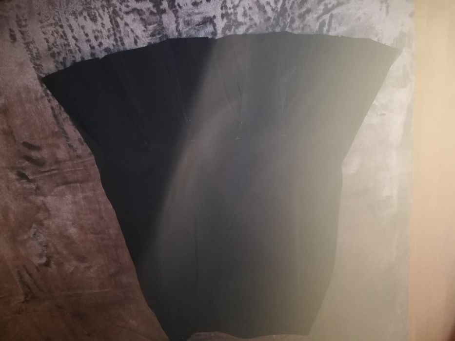 Calça camel, saia preta, camisa preta com flores