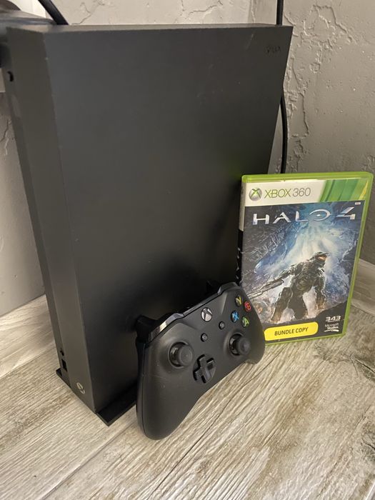 Продам Xbox One X 1 Tb