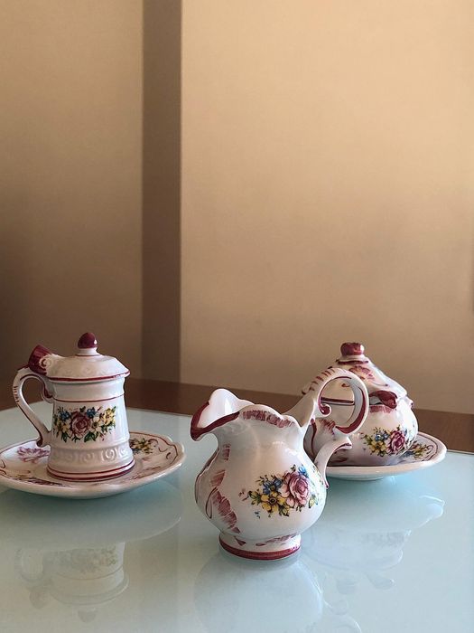 Loiças e decoração variada