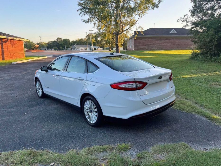 Ford Fusion Titanium Hybrid      2014
