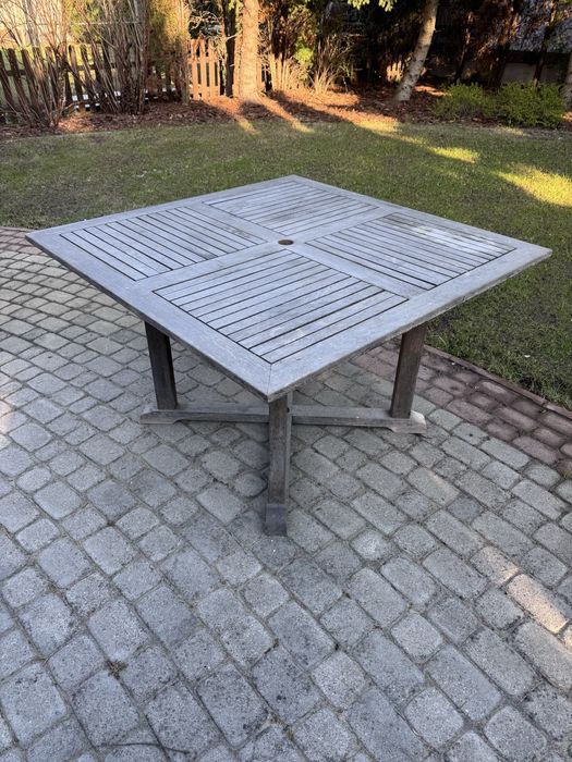 Drewniany stół ogrodowy