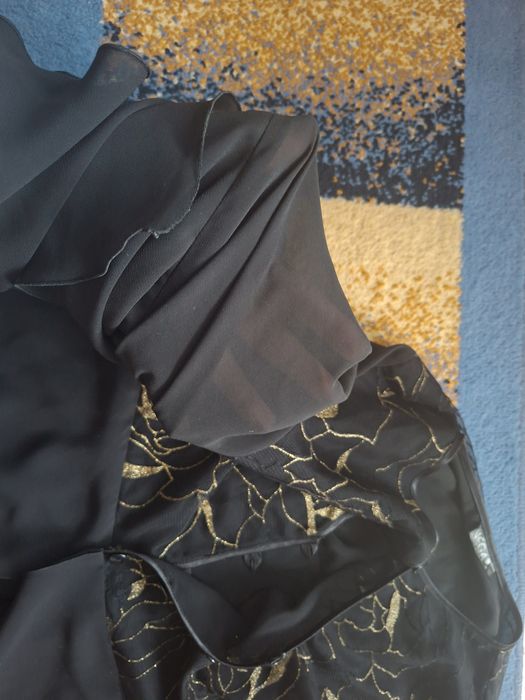 Elegancka czarna bluzka z transparentnymi rękawami i złotym haftem