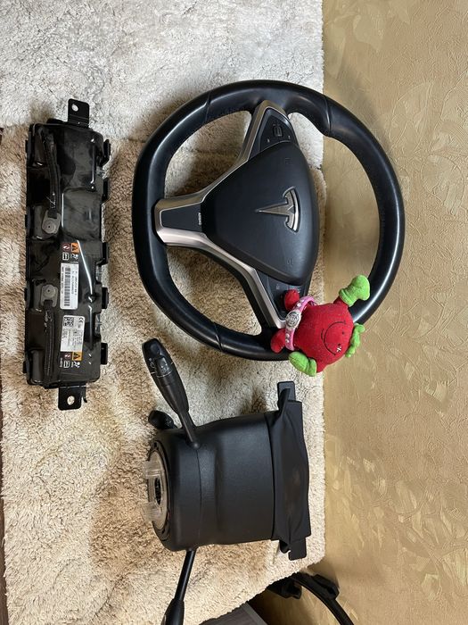 Руль,гітара,подушки салону з патронами,шлейф, Tesla model S 85D,315л/с