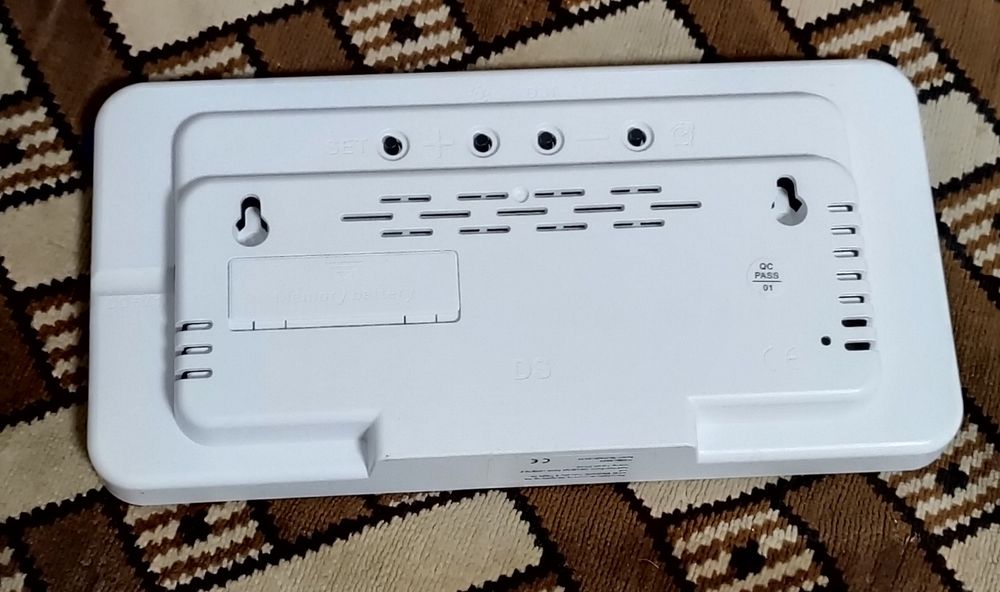 Цифровий настільний годинник.