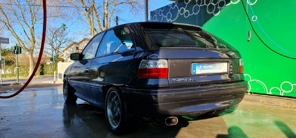 Opel Astra GT bem estimado