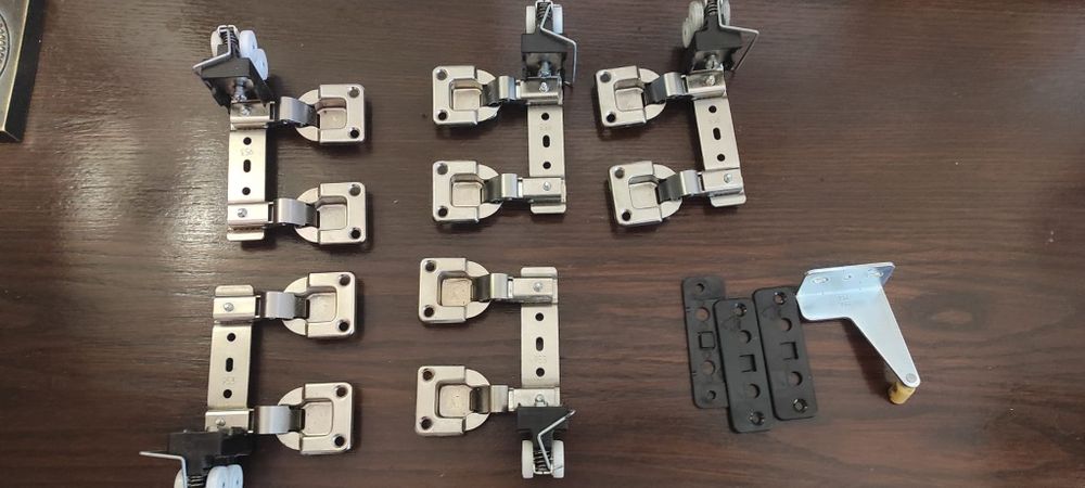 Zawiasy meblowe do montażu drzwi przesuwnych lub składanych w szafach