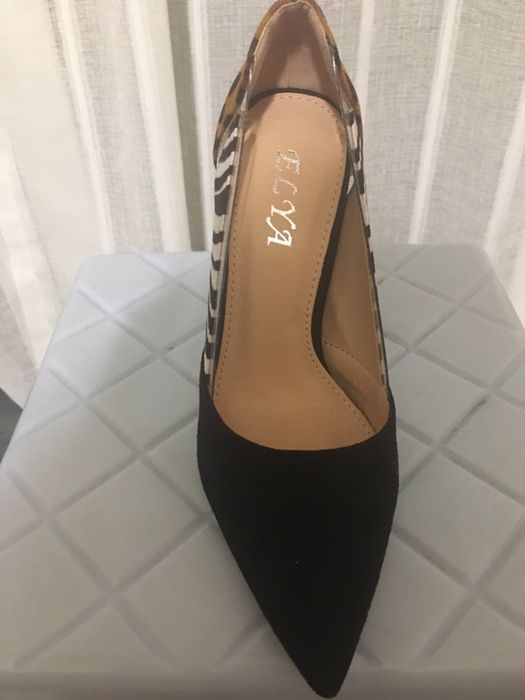 Sapatos novos salto alto muito a moda