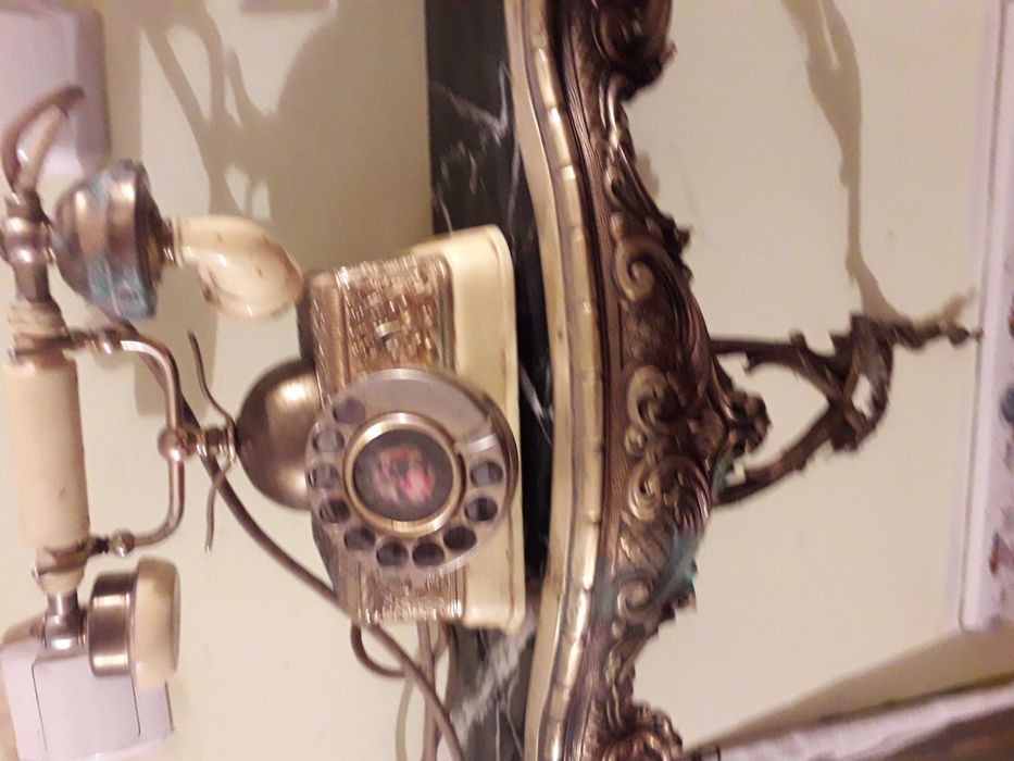 Телефон стационарный, старинный.