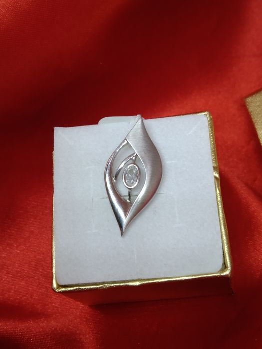 Piękny srebrny wisiorek z cyrkonią, srebro 925