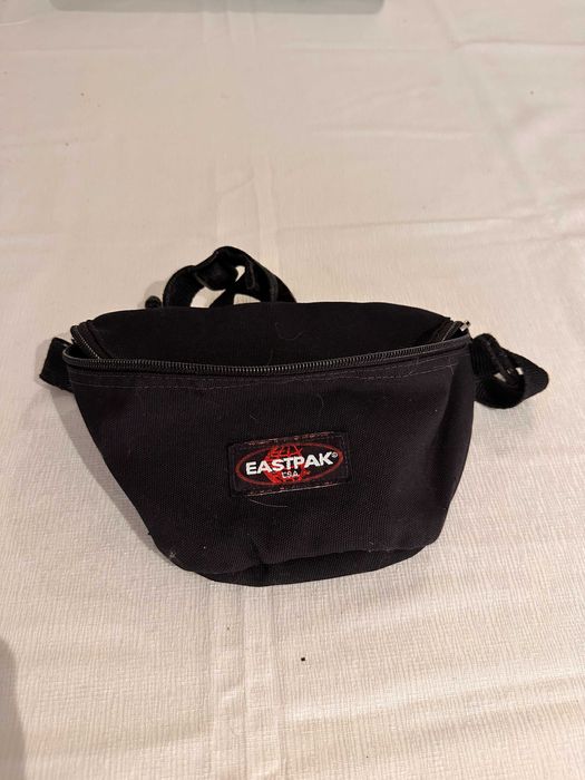 Bolsa Eastpak preta