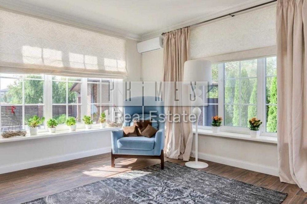 Продаж сучасного котеджу, з терасою та басейном, Романків