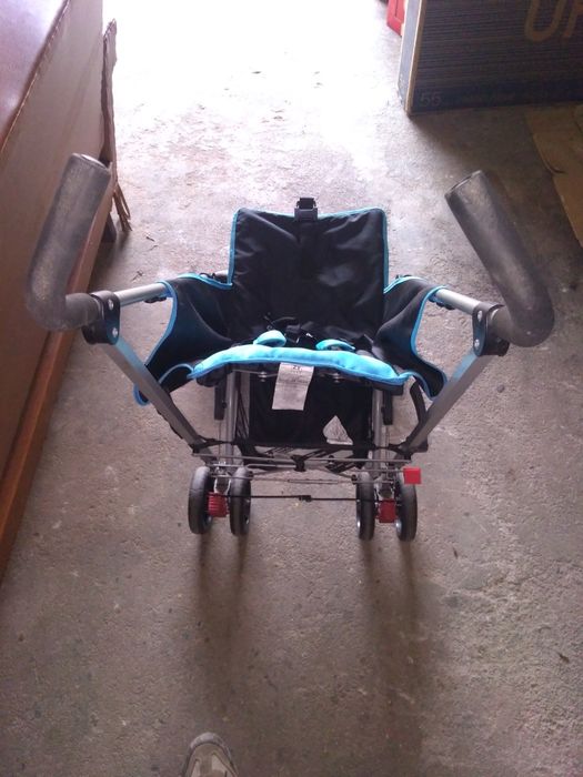 Carrinho de bebé para viagens.