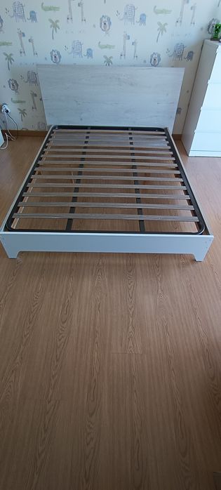 Cama com estrado e colchão 183x133cm