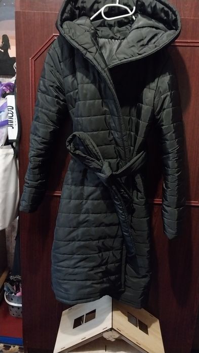 пальто синтепон стьогане ,чорного кольору ,класичне з пояском розмір .