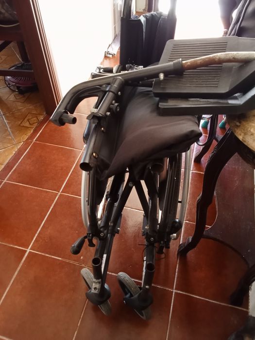 Vendo cadeira de rodas, com os apoios dos pés apenas um necessita de uma pequena peça para prender de resto está nova como podem ver