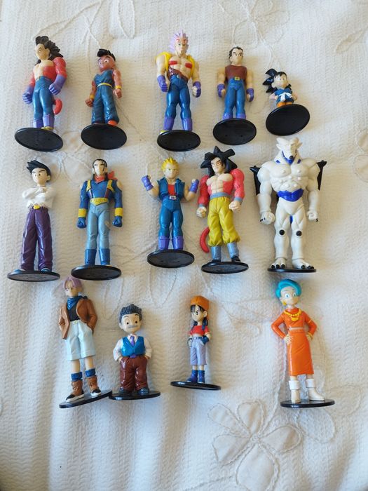 Uma coleção de figuras de Dragon Ball GT, provenientes principalmente