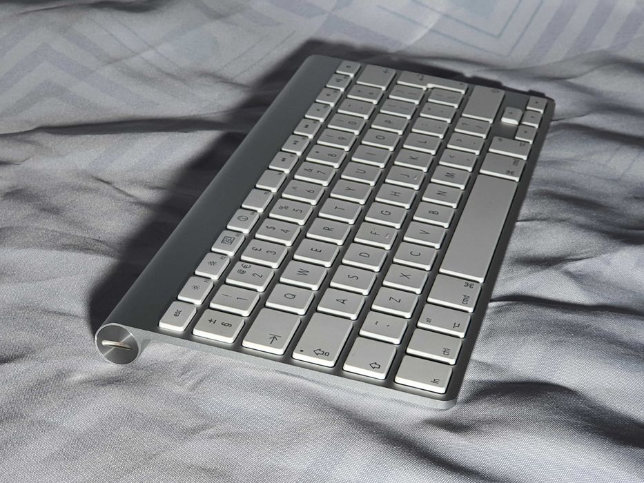 Teclado Apple / Mac /  sem fios / como novo ( muito pouco uso )64586274606081122