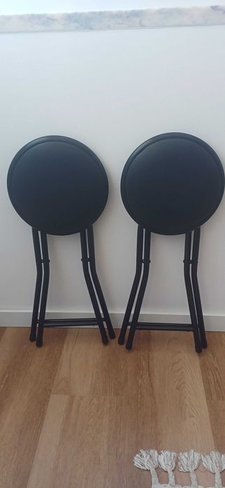 2 bancos dobraveis pretos redondos