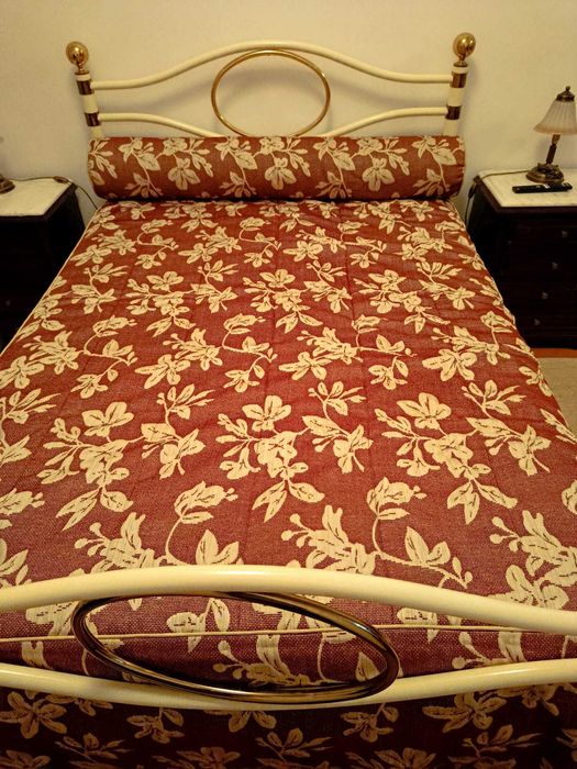 Cama de ferro com colchão e cobertura
