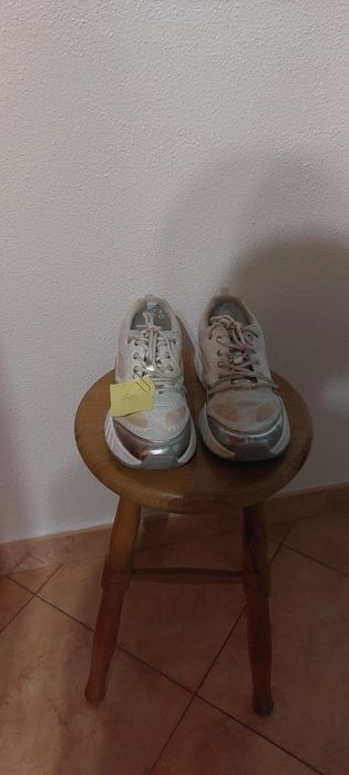 Vende-se sapatos