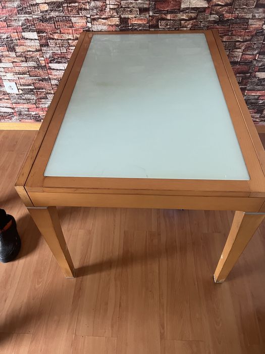 Vendo mesa ela fica maior ela vidro