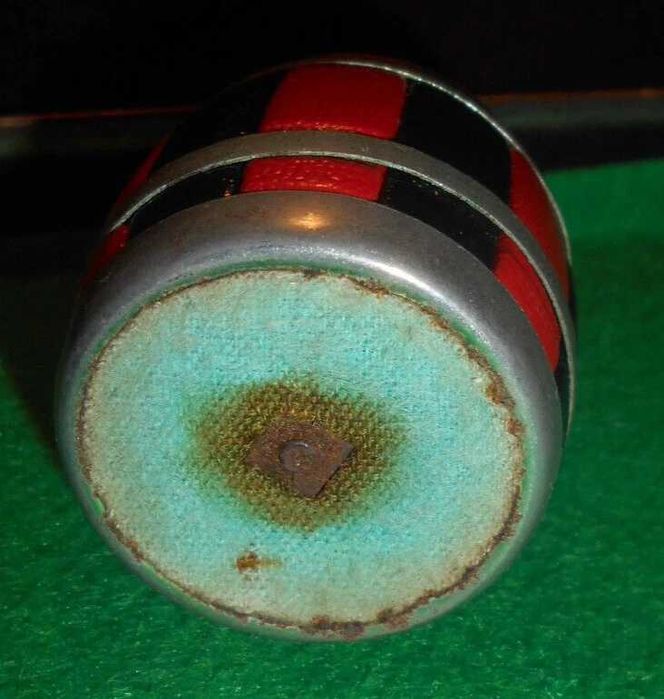 Isqueiro Art Déco, em forma de barril, metal e pele preta e vermelha