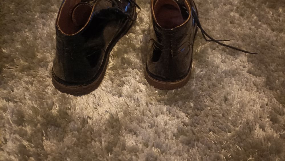 Botas de verniz preto da kickers