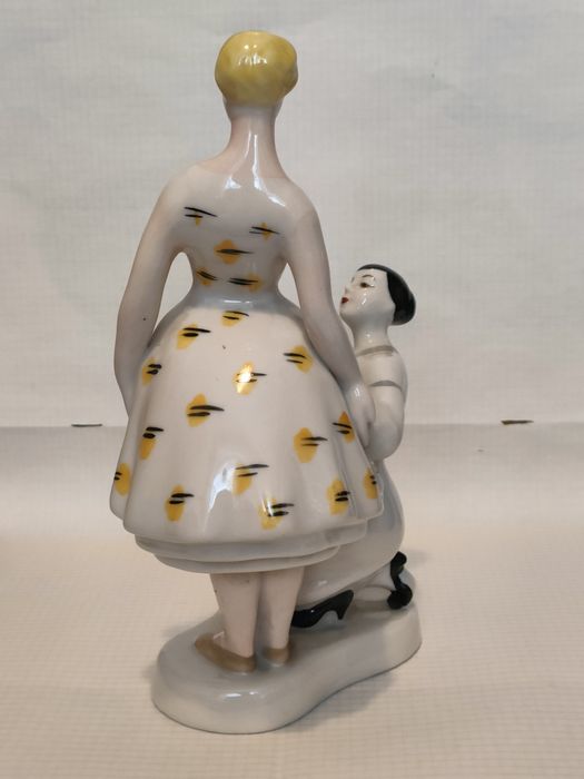 Статуэтка  примерка